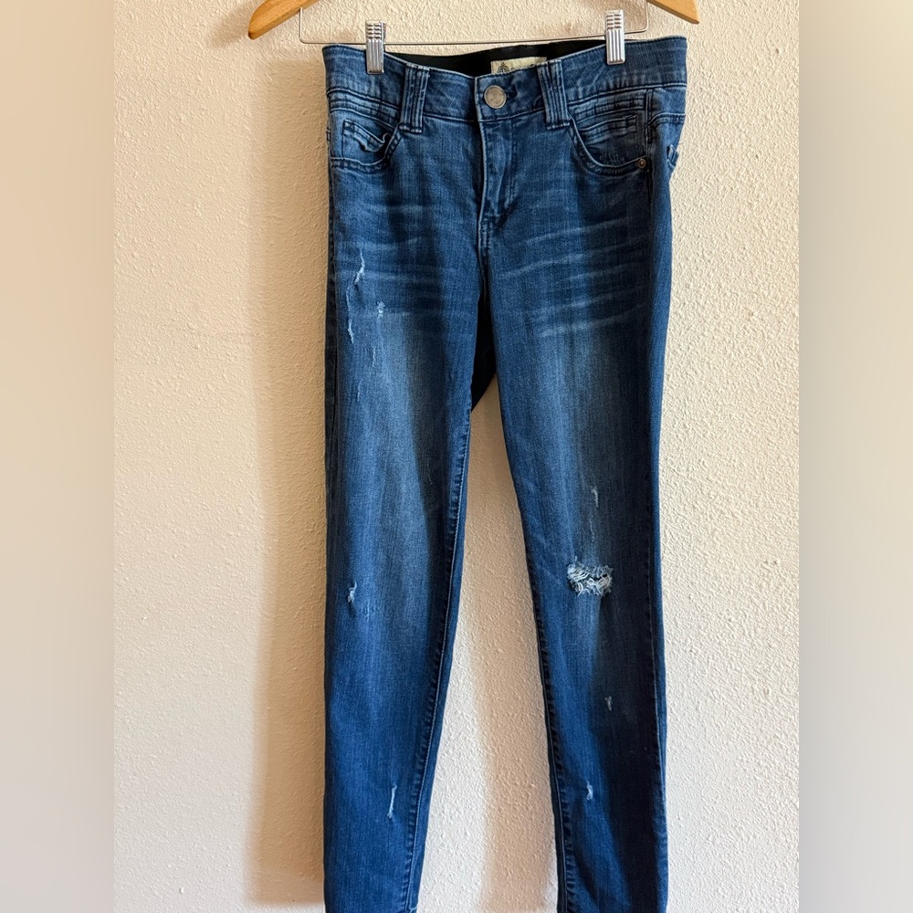 Democracy womens distressed blue jean size 6